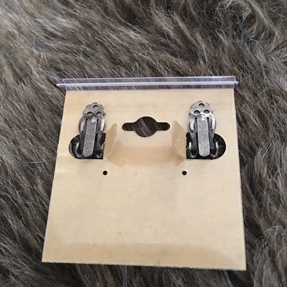 Vintage black glass cabochon filigree earrings - Picture 7 of 7